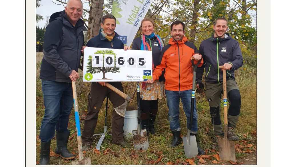 Gruppenfoto von fleißigen Personen die Bäume gepflanzt haben