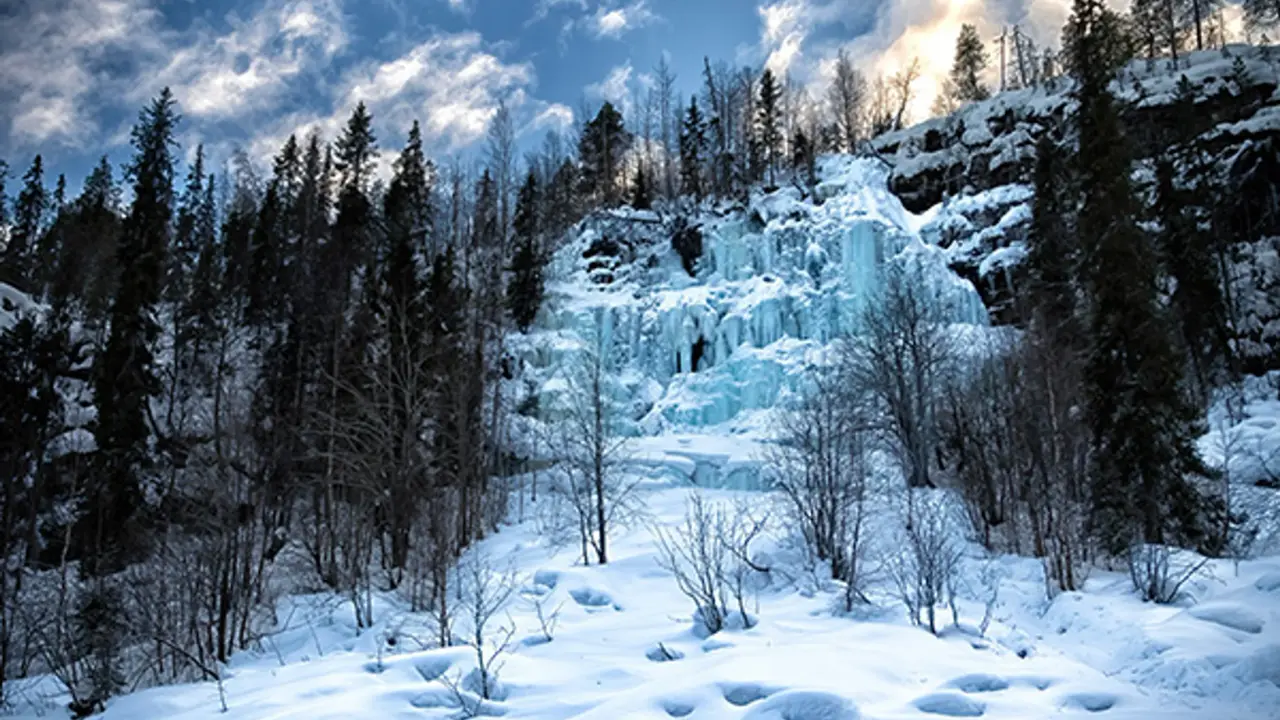 Vereister Wasserfall im Korouoma Canyon