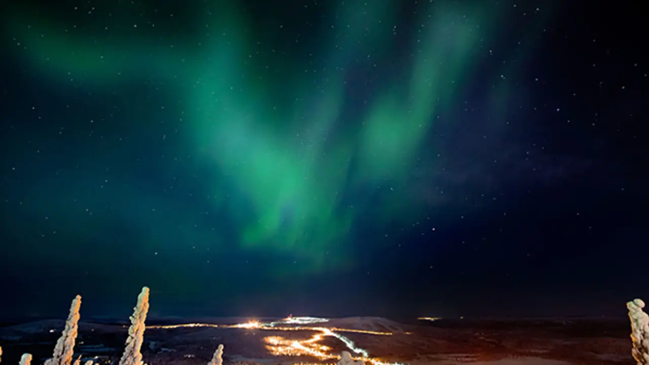Schneemobil Safari Polarlicht Iso Syöte in Finnisch Lappland