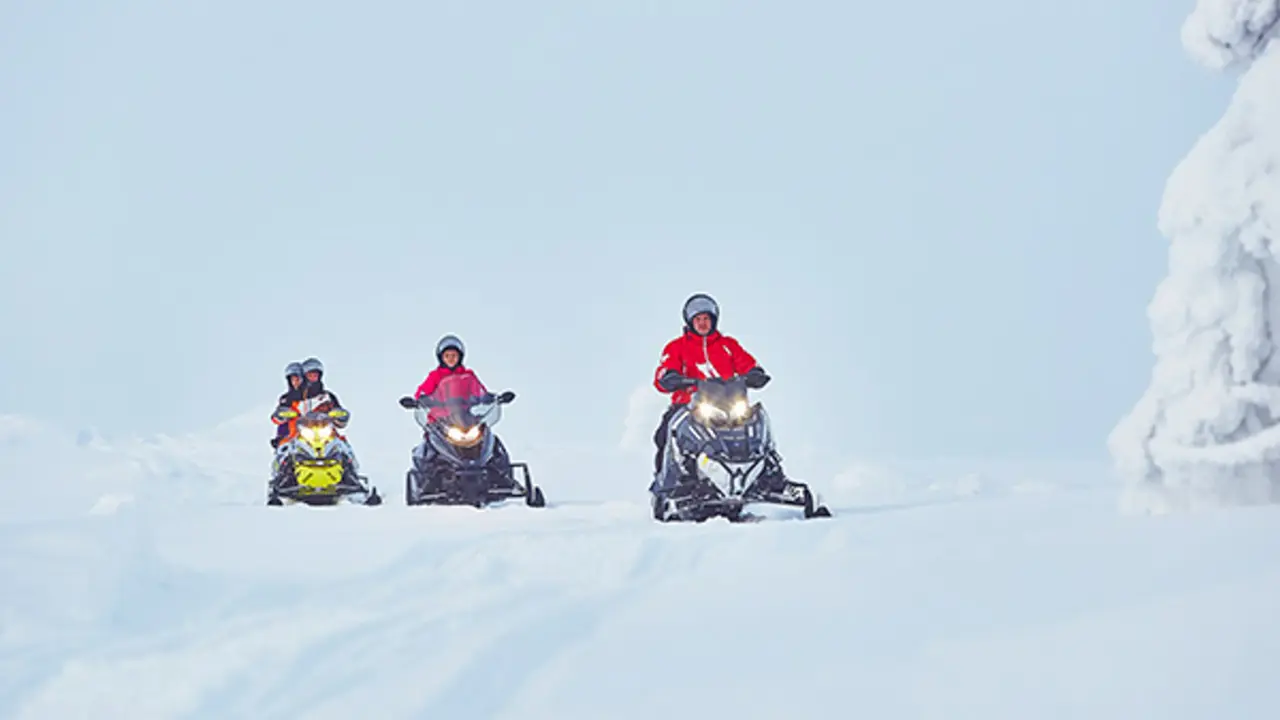 Schneemobilsafari bei Pyhä in Finnisch Lappland