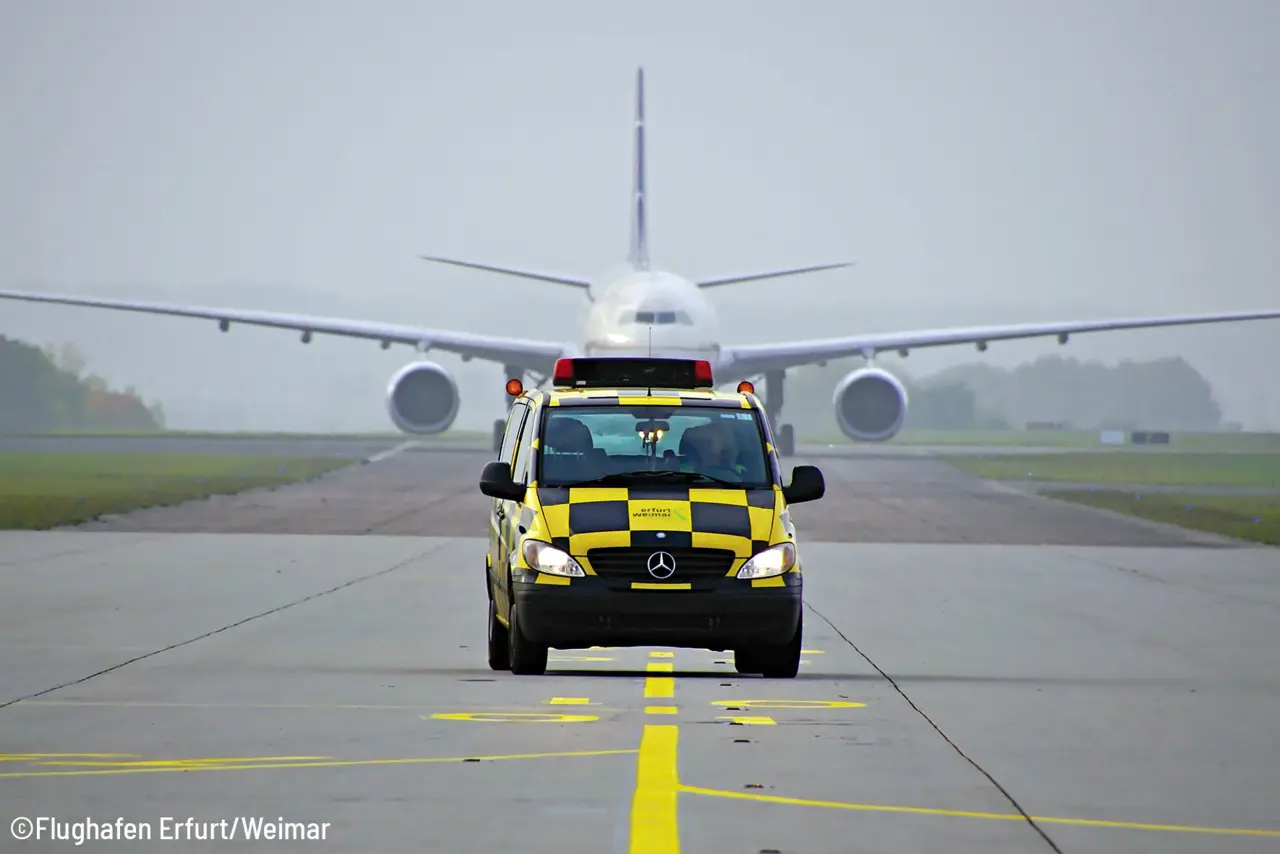 Flugzeug auf dem Rollfeld