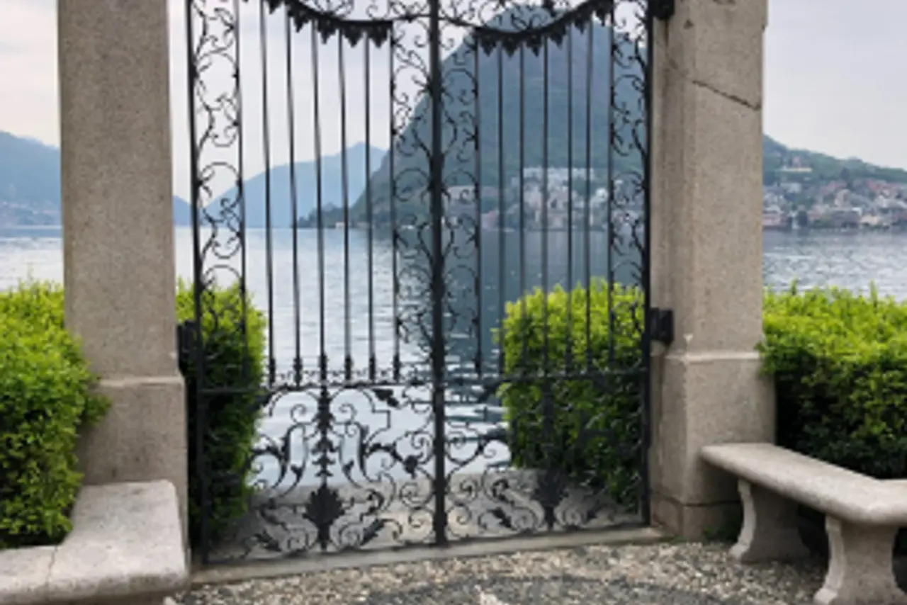 Blick auf See mit Tor in der Schweiz