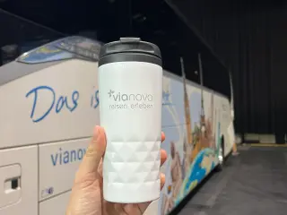 Auf vianova-Busreisen wird gebechert mit der Aktion "Baum statt Becher"
