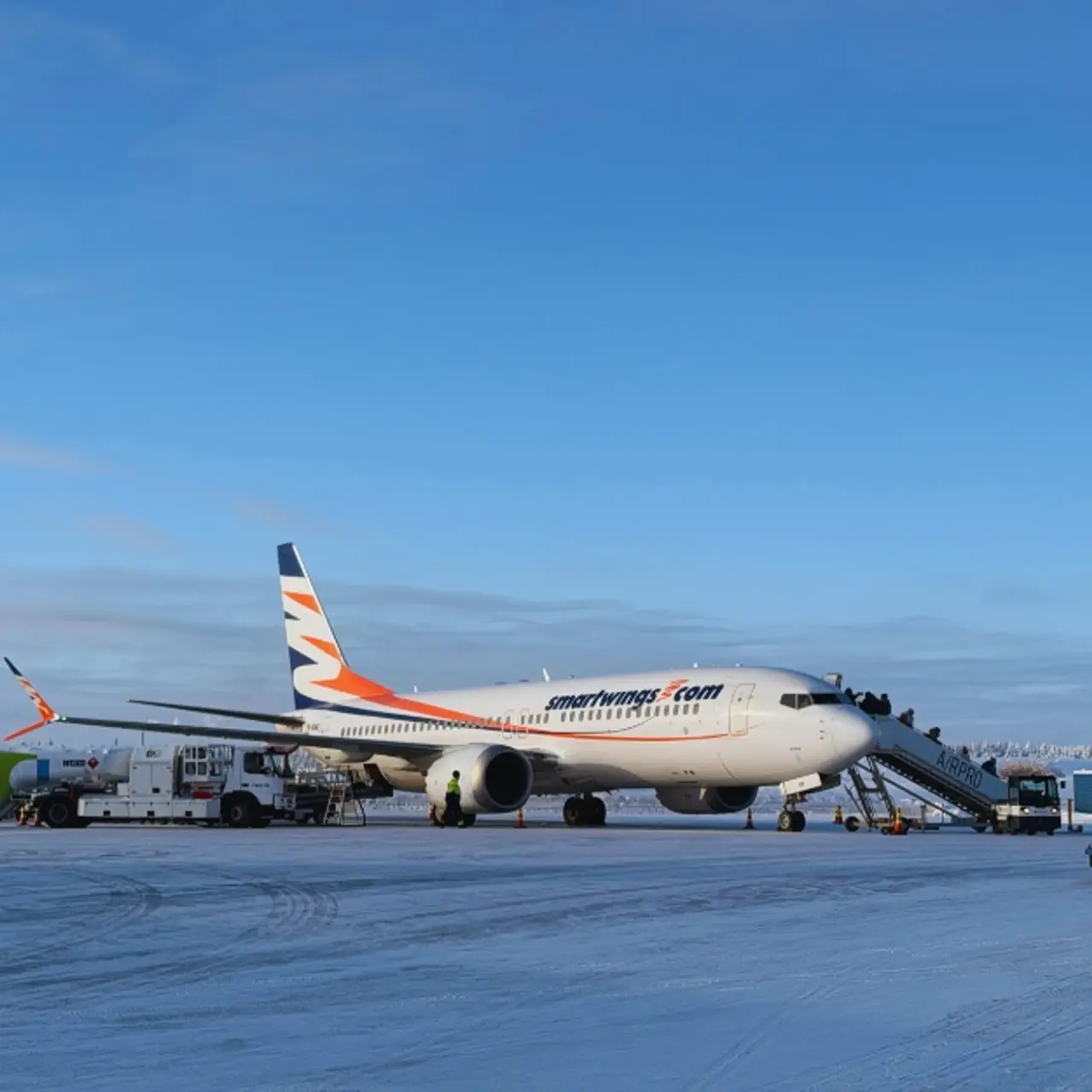 Smartwings Flugzeug Winter Boarding Schnee Rollfeld