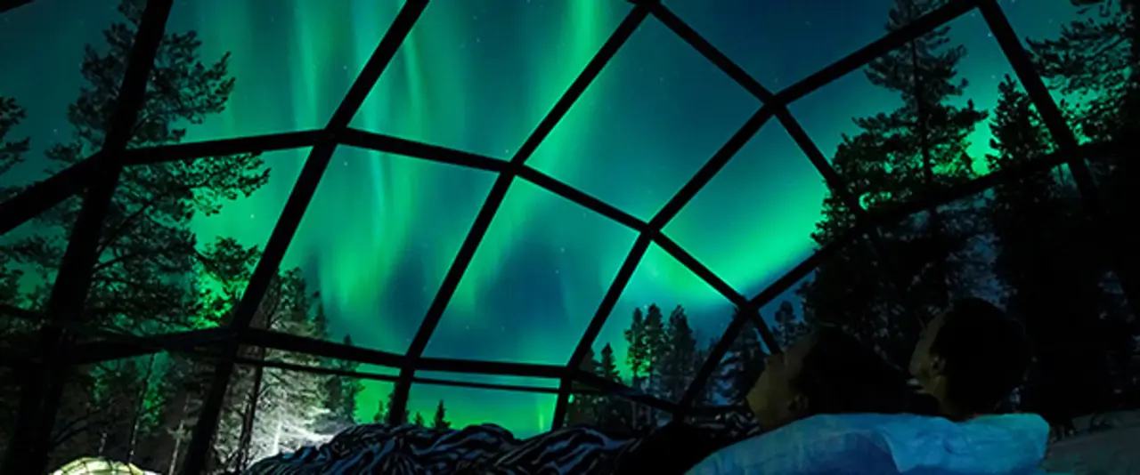 Polarlichter über einem Glasiglu